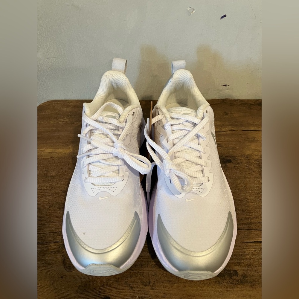 Nike Air Max Nuaxis
White Pure Platinum Metallic Silver (Women's) - Picture 6 of 9